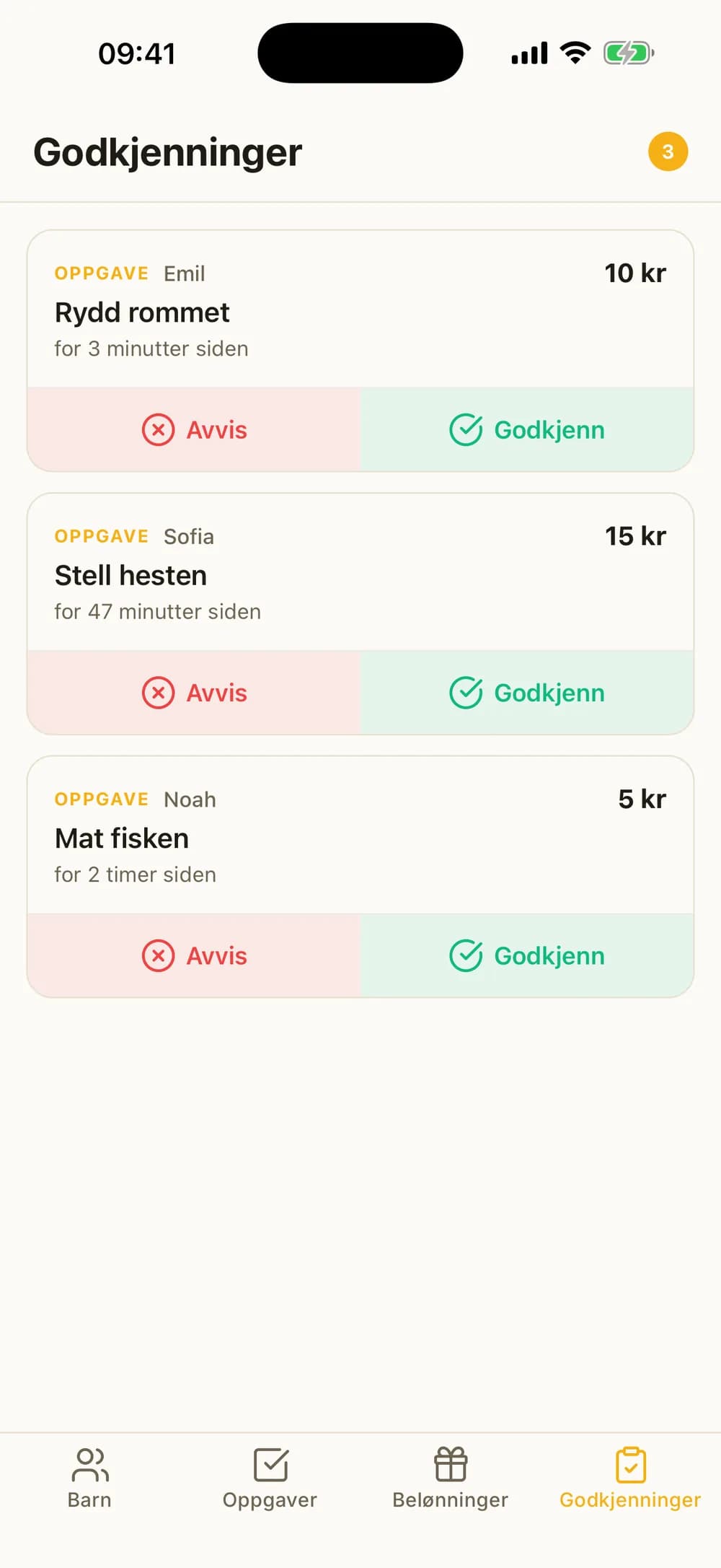 Godkjenninger med tre oppgaver fra tre barn, hver med knappene Avvis og Godkjenn.