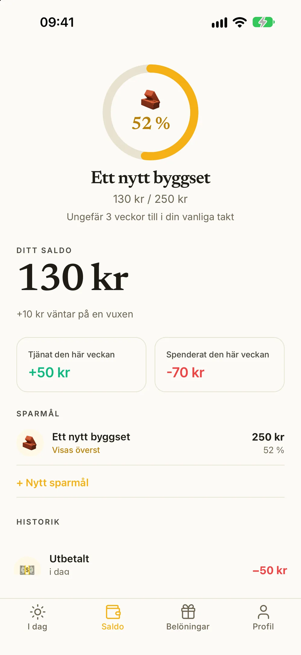 Barnets saldo med ett sparmål överst, 52 procent fyllt med 130 kr av 250 kr, och ungefär 3 veckor kvar i vanlig takt